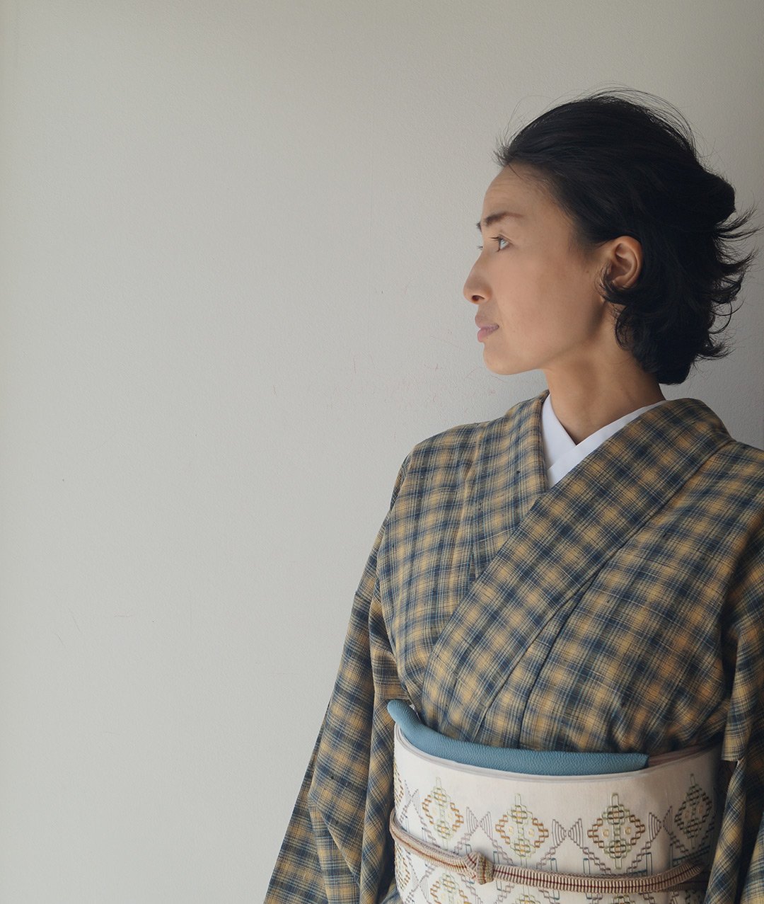 紬着物【紅花紬 新田英行】縞格子文様 袷着物 正絹 広衿 黄土色 青紺色 間道 袷】花葉色×鉄紺 新田間道 紬 | 大山キモノ・ちぇらうなぼるた