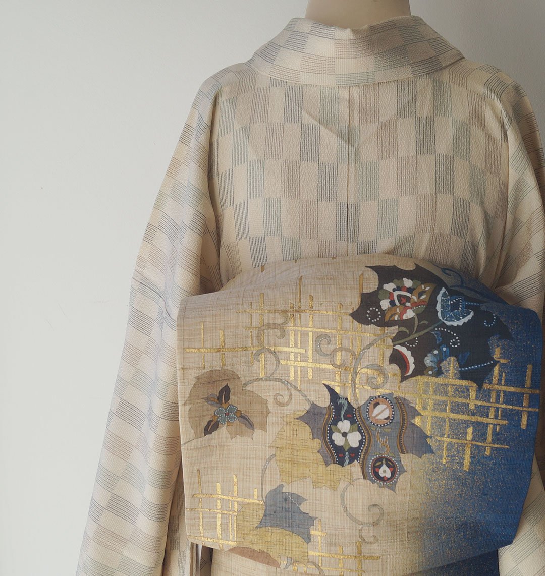 黄檗色と象牙色の織地に入る織柄模様が粋な大島のお着物です 黄檗色と象牙色の織地に入る織柄模様が粋な大島