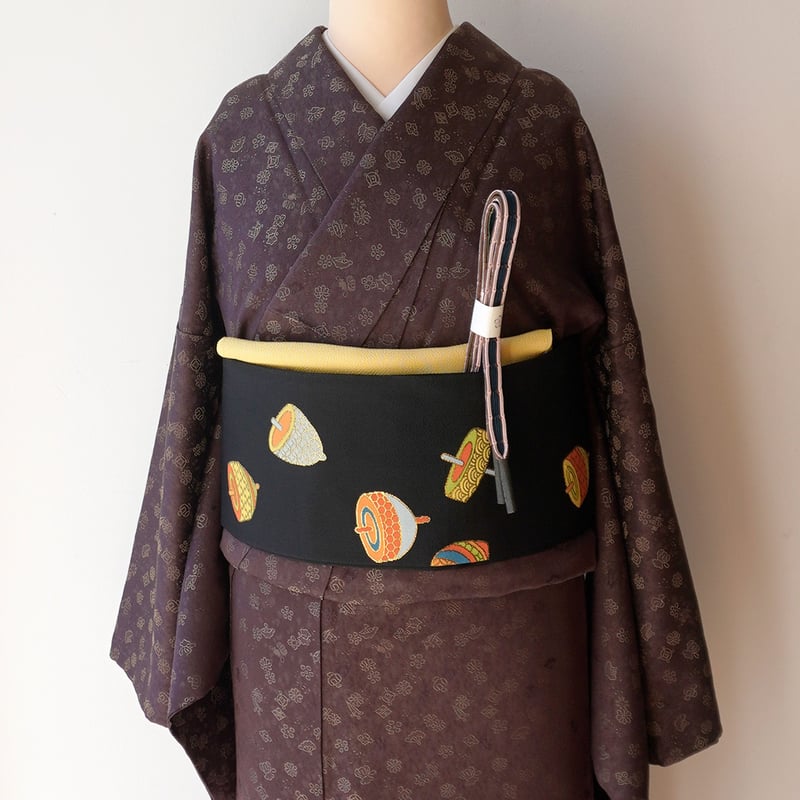袷】千地泰弘 作 黒鳶地 宝尽くし文 小紋 | 大山キモノ・ちぇら 袷】千地泰弘 作 黒鳶地 宝尽くし文 小紋 | 大山キモノ・ちぇら