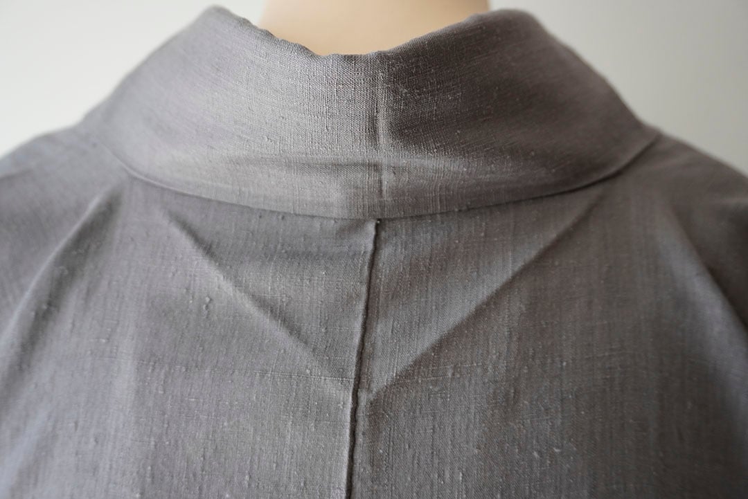 7719□ 人気の無地紬十日町紬源氏鼠色一つ紋未使用
