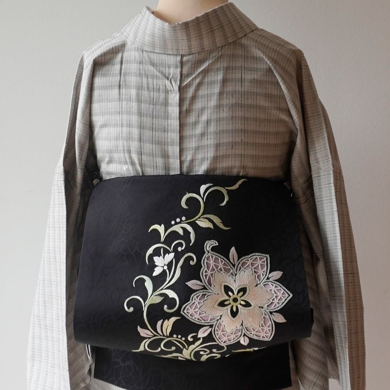 なごや帯】黒地 花刺繍 なごや帯 | 大山キモノ・ちぇらうなぼるた なごや帯】黒地 花刺繍 なごや帯 | 大山キモノ・ちぇらうなぼるた