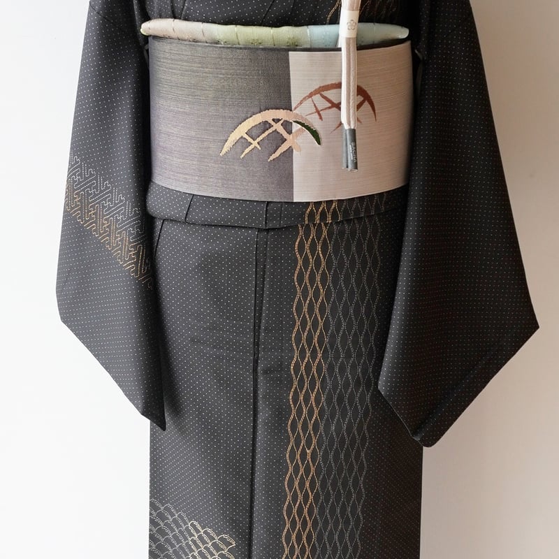 袷】二代目 川村久太郎作 黒地 蚊絣に様々な吉祥文 大島紬 袷】二代目 川村久太郎作 黒地 蚊絣に様々な吉祥文 大島紬