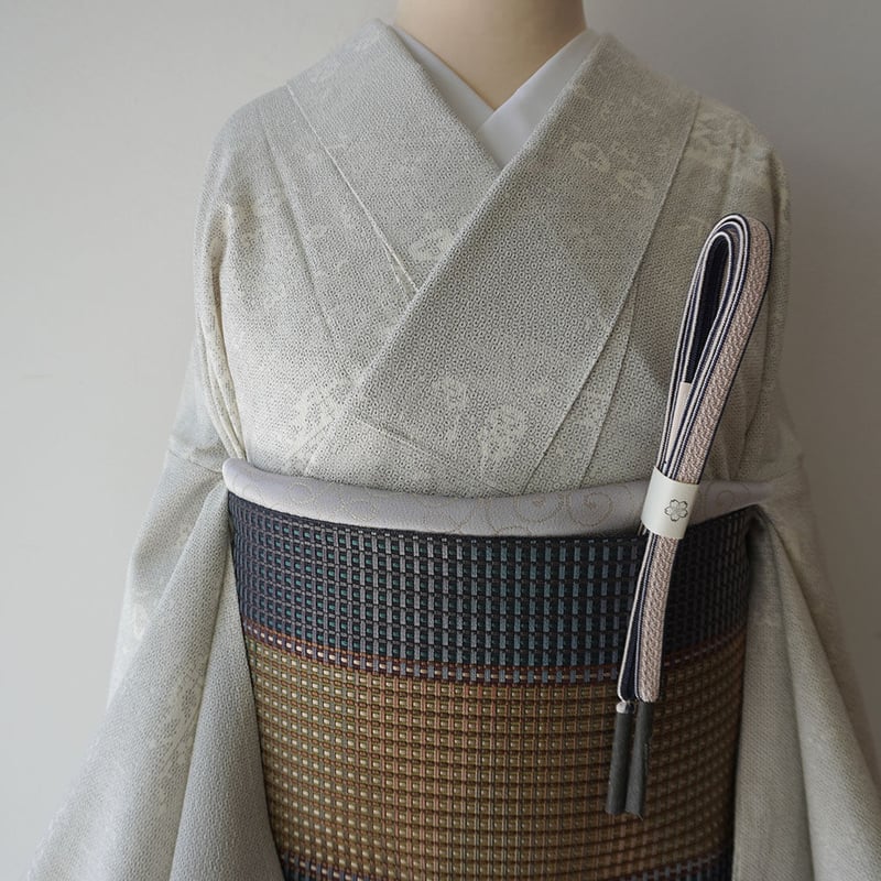 j-単衣＊正絹　オフホワイト　地紋あり　ワイドサイズ　ロング身丈　美品 単衣】白藍色 波線風地紋 色無地 | 大山キモノ・ちぇらうなぼるた