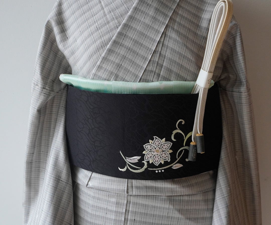 帯　黒字に花の刺繍 fit=scale-down,w=1200