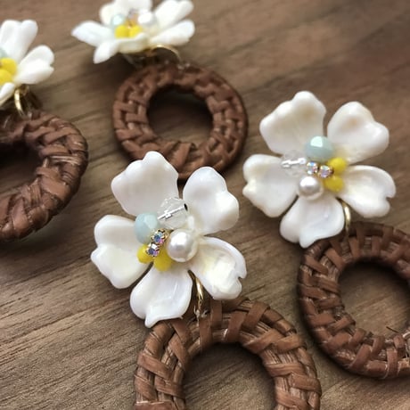 off-white flower×rattan