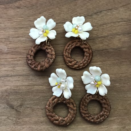 off-white flower×rattan