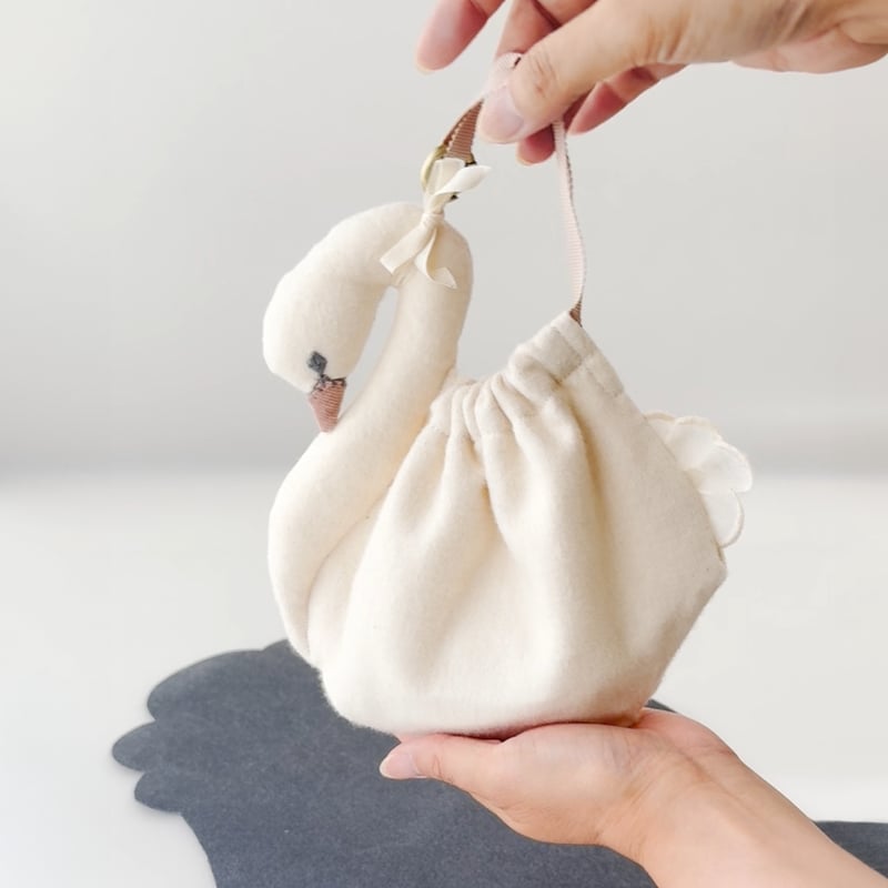 白鳥　スワン　ふわふわ　コットン　ミニバッグ　ポーチ スワンポーチ S 】白鳥・黒鳥巾着 ｜8月中旬〜下旬発送 | kubomi