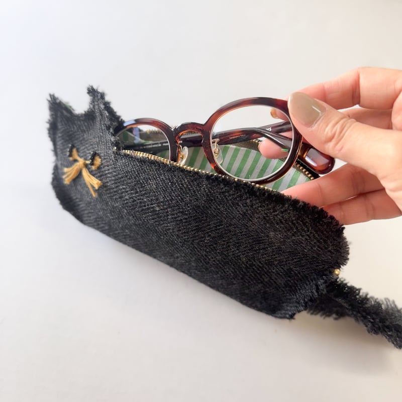 【専用】手刺繍入　貝ボタン付き メガネケース/ペンケース【メガネとカモミール】 完売】手刺繍入 貝ボタン付き メガネケース/ペンケース【猫と