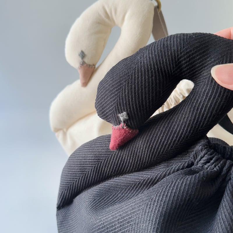 スワンポーチ M 】白鳥・黒鳥巾着｜11月下旬発送 | kubomi [クボミ] 麦