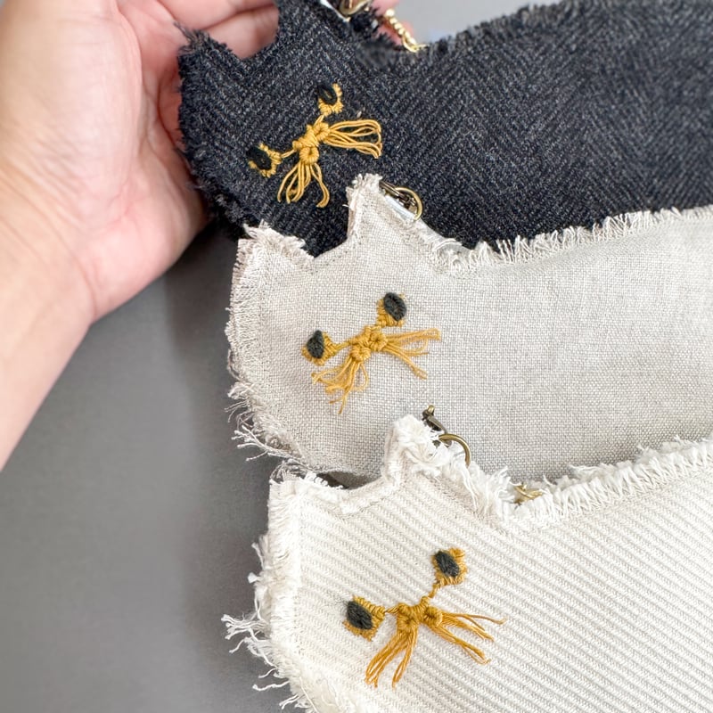 完売】手刺繍入 貝ボタン付き メガネケース/ペンケース【猫と