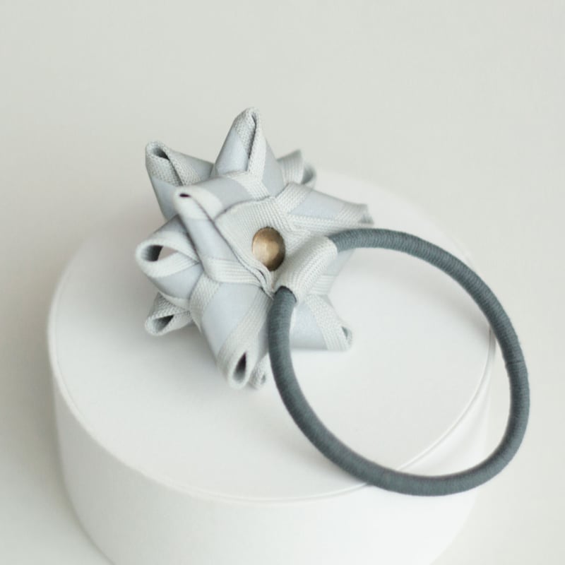 あやぽん✿プロフ必読くださいませ。 コスモスヘアゴムポニーフック88 定形外発送・ネコポス不可】カメリアポニーフック ヘアゴム H-569