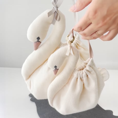 【 スワンポーチ M 】白鳥・黒鳥巾着｜8月末発送