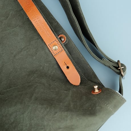 suolo(スオーロ)　　CROP Middle　　Olive