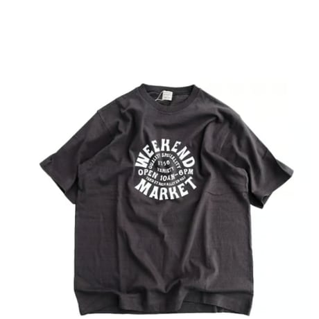 ORDINARY FITS(オーディナリーフィッツ)　　　 Print Tee -WEEKEND MARKET　　　Charcoal