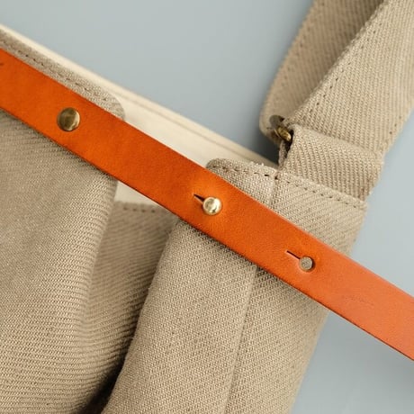 suolo(スオーロ)　　　FEATHER　Middle　　Beige