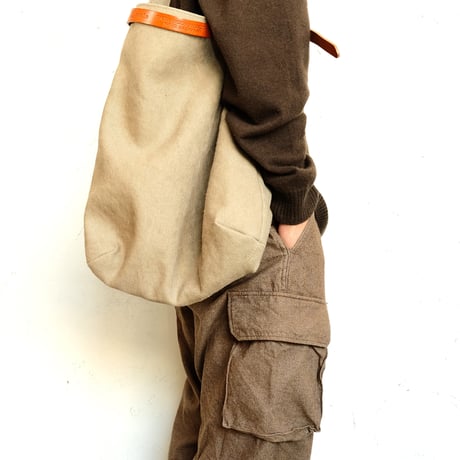 suolo(スオーロ)　　　FEATHER　Middle　　Beige