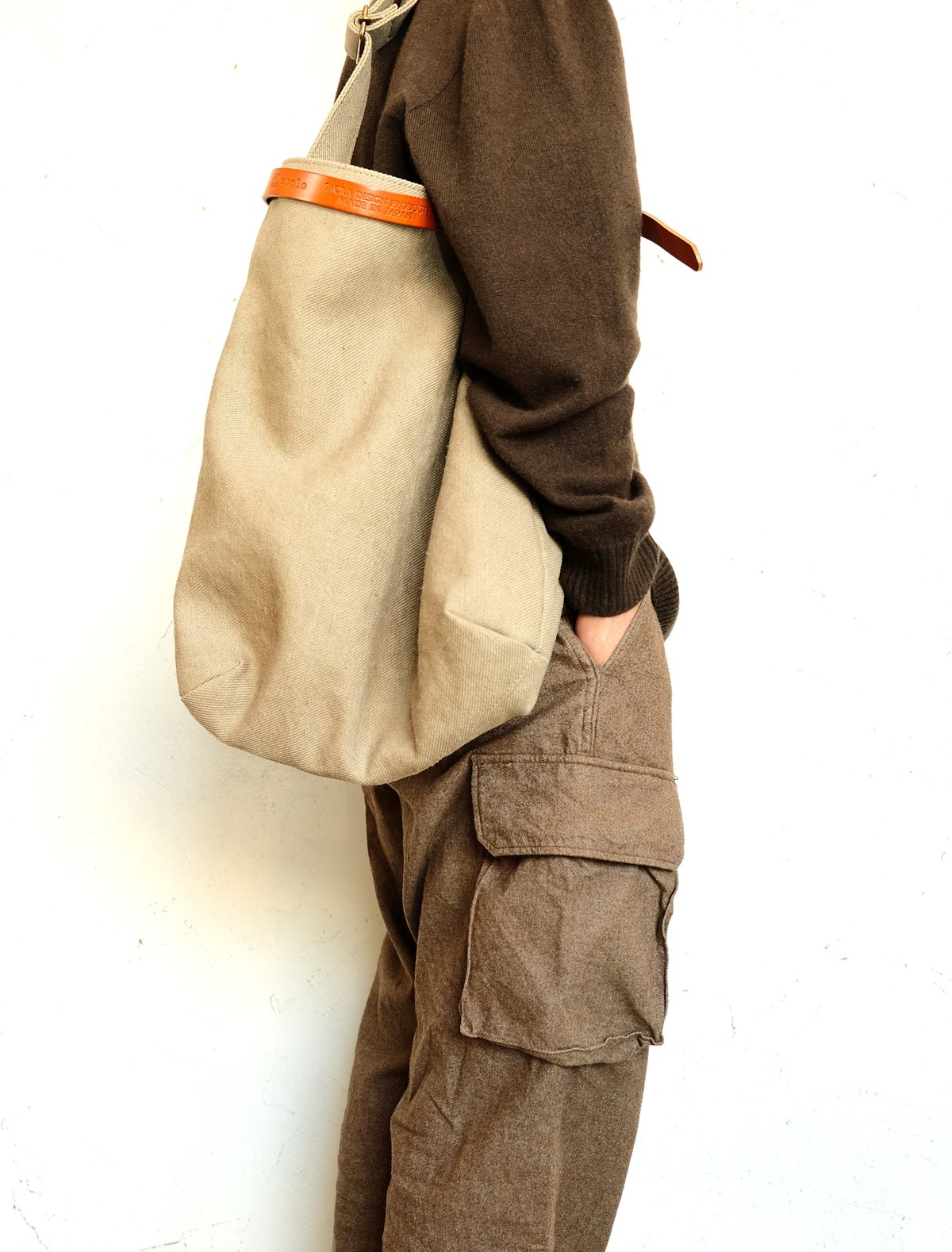 suolo(スオーロ) FEATHER Middle Beige | ART SCAPE