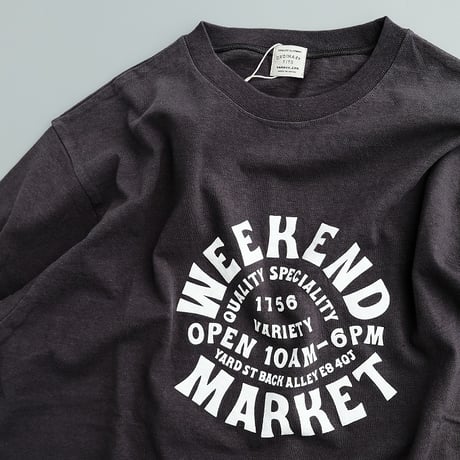 ORDINARY FITS(オーディナリーフィッツ)　　　 Print Tee -WEEKEND MARKET　　　Charcoal