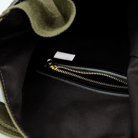suolo(スオーロ)　　　FEATHER　Middle　　Olive