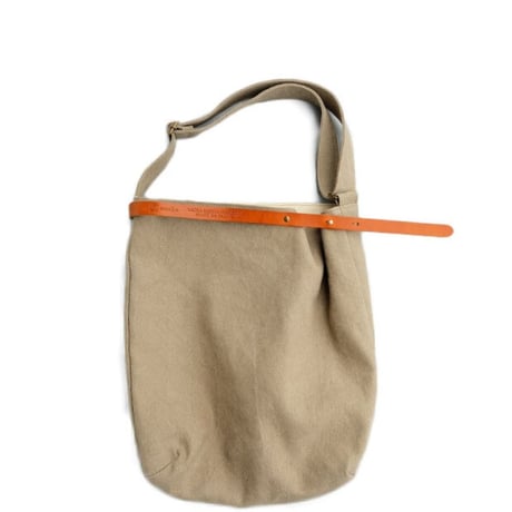 suolo(スオーロ)　　　FEATHER　Middle　　Beige