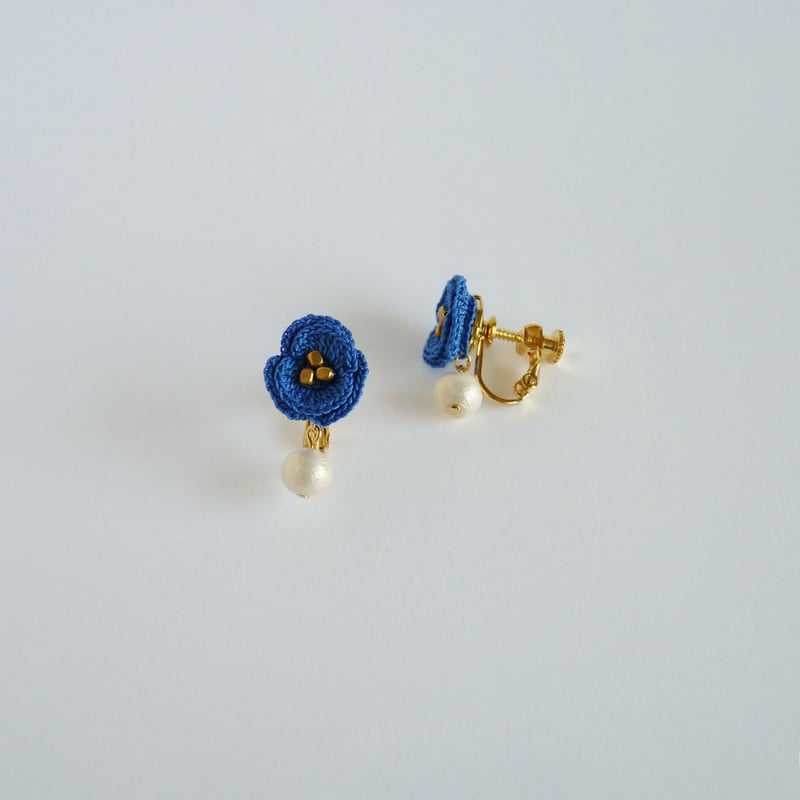 受注制作】青色のバラとコットンパール（ショート）イヤリング/ピアス