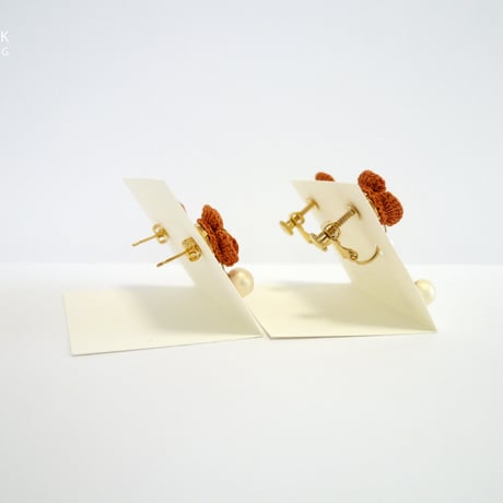 【受注制作】オレンジ色のバラとコットンパール（ショート）イヤリング/ピアス *173