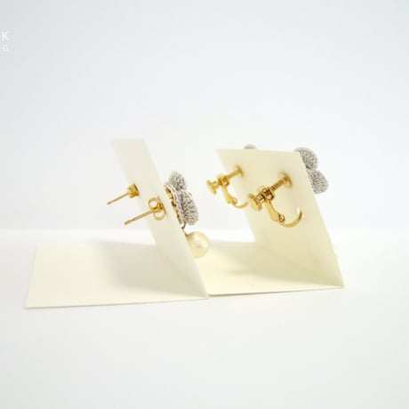 【受注制作】グレーのバラとコットンパール（ショート）イヤリング/ピアス *175