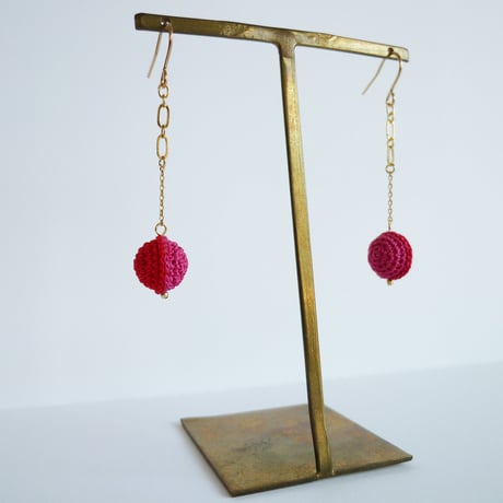 【受注制作】swing ball ショート イヤリング／ピアス（赤×濃いピンク）*202