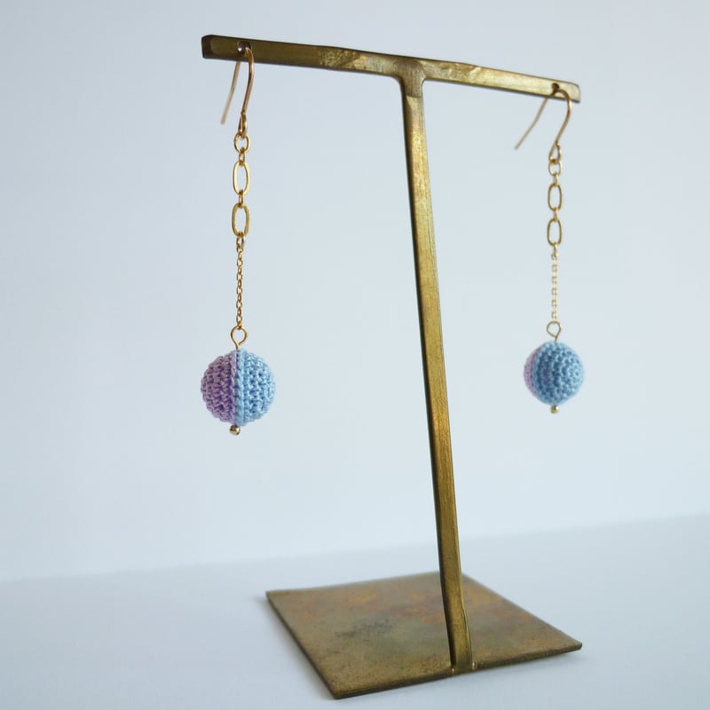 受注制作】swing ball ショート イヤリング／ピアス（水色×うす紫