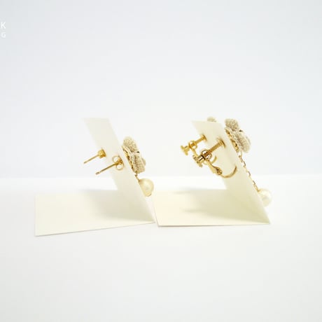 【受注制作】クリーム色のバラとコットンパール（ショート）イヤリング/ピアス *177
