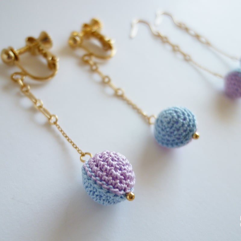 受注制作】swing ball ショート イヤリング／ピアス（水色×うす紫