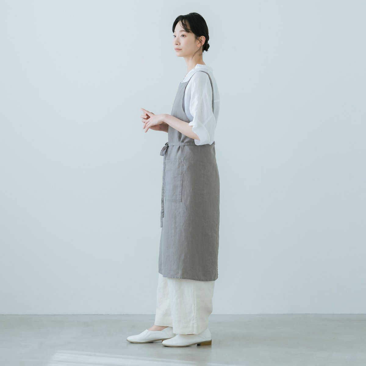 SONORO リネンフロントスリットエプロンダークグレイ