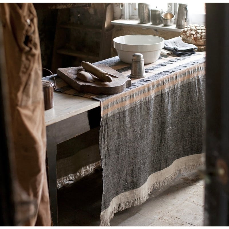 ブランド ジュリエ リネンテーブルクロス .ヴェローヌ テーブルクロス・ヴェローヌ・ダークグレー・143x143cm【撥水加工