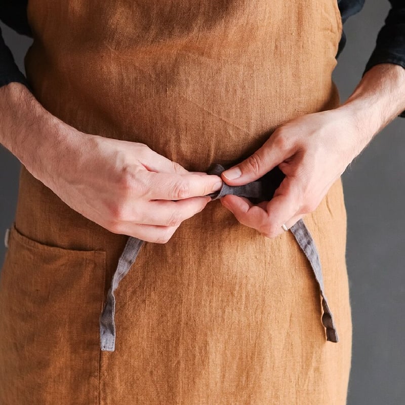 リーノエリーナ フルエプロンマノン ブラウンオーカー | NORICOCCO STORE