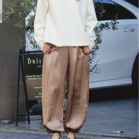 2407801 サテン裾ドロストパンツ