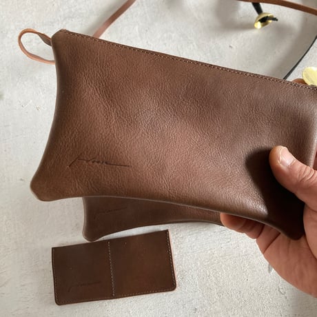 定番の色。レザーポーチ(wallet set)