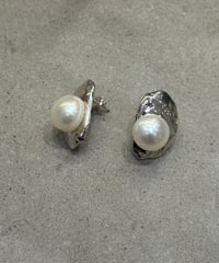 minamo with pearl earrings