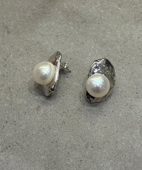 minamo with pearl earrings