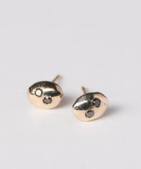 k1０ DOT pierced earrings with black diamonds