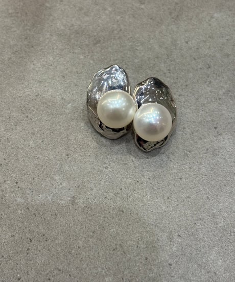 minamo with pearl earrings