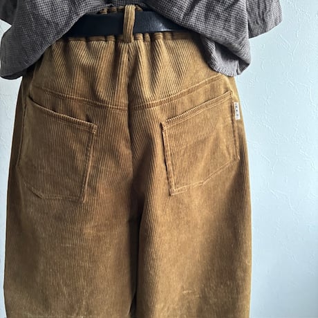 あったかコーデュロイの太パンツ