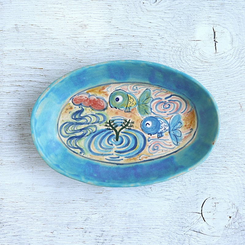 楽し気な青い金魚絵のオーバルプレート（ターコイズ） | 春信工房