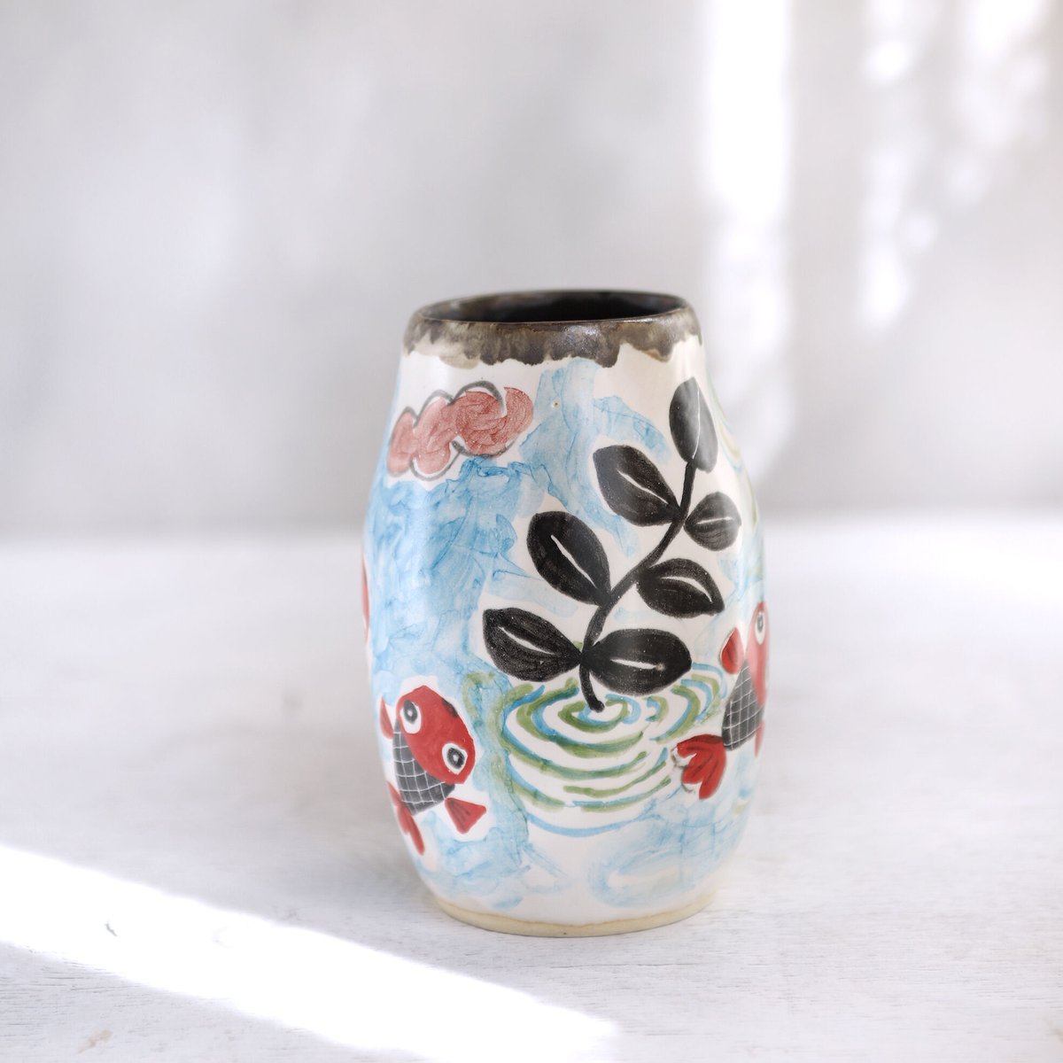 黒い水草と赤い金魚絵の花器 | 春信工房 harunobukohboh
