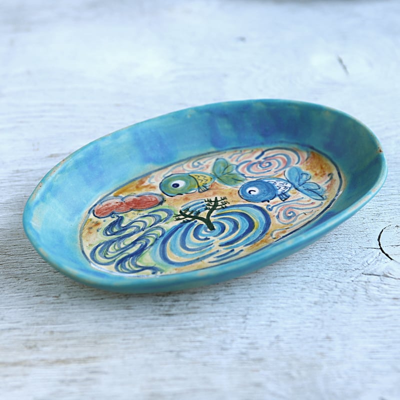 楽し気な青い金魚絵のオーバルプレート（ターコイズ） | 春信工房