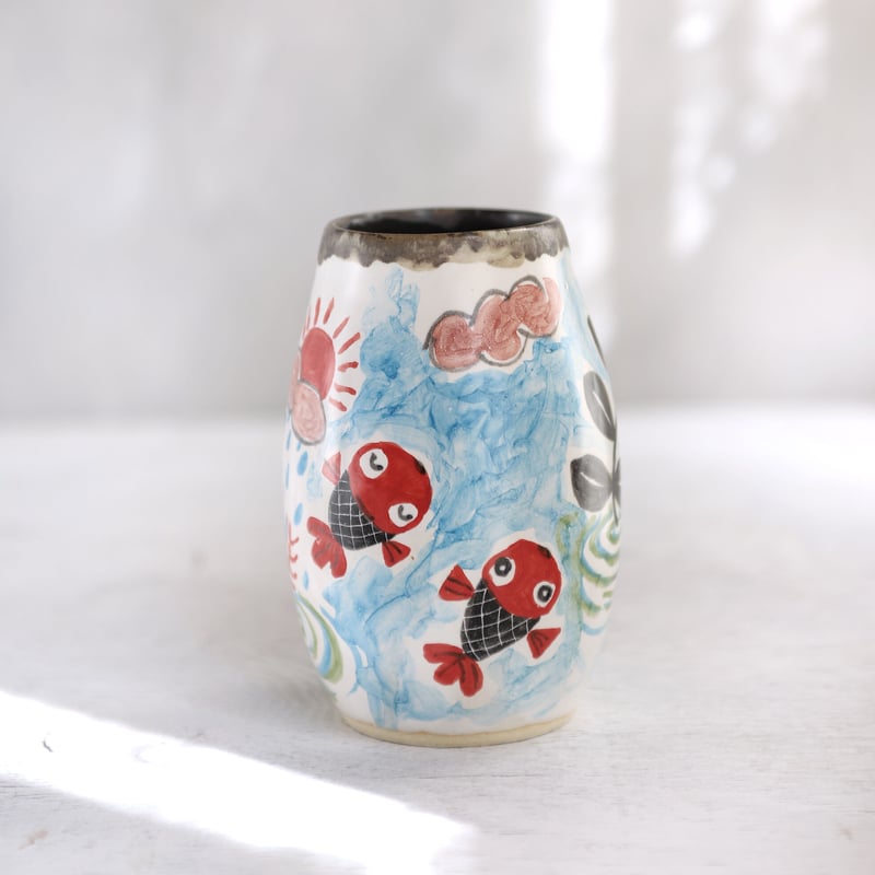 斑鳩　花瓶 赤黒模箱付き 黒い水草と赤い金魚絵の花器 | 春信工房 harunobukohboh