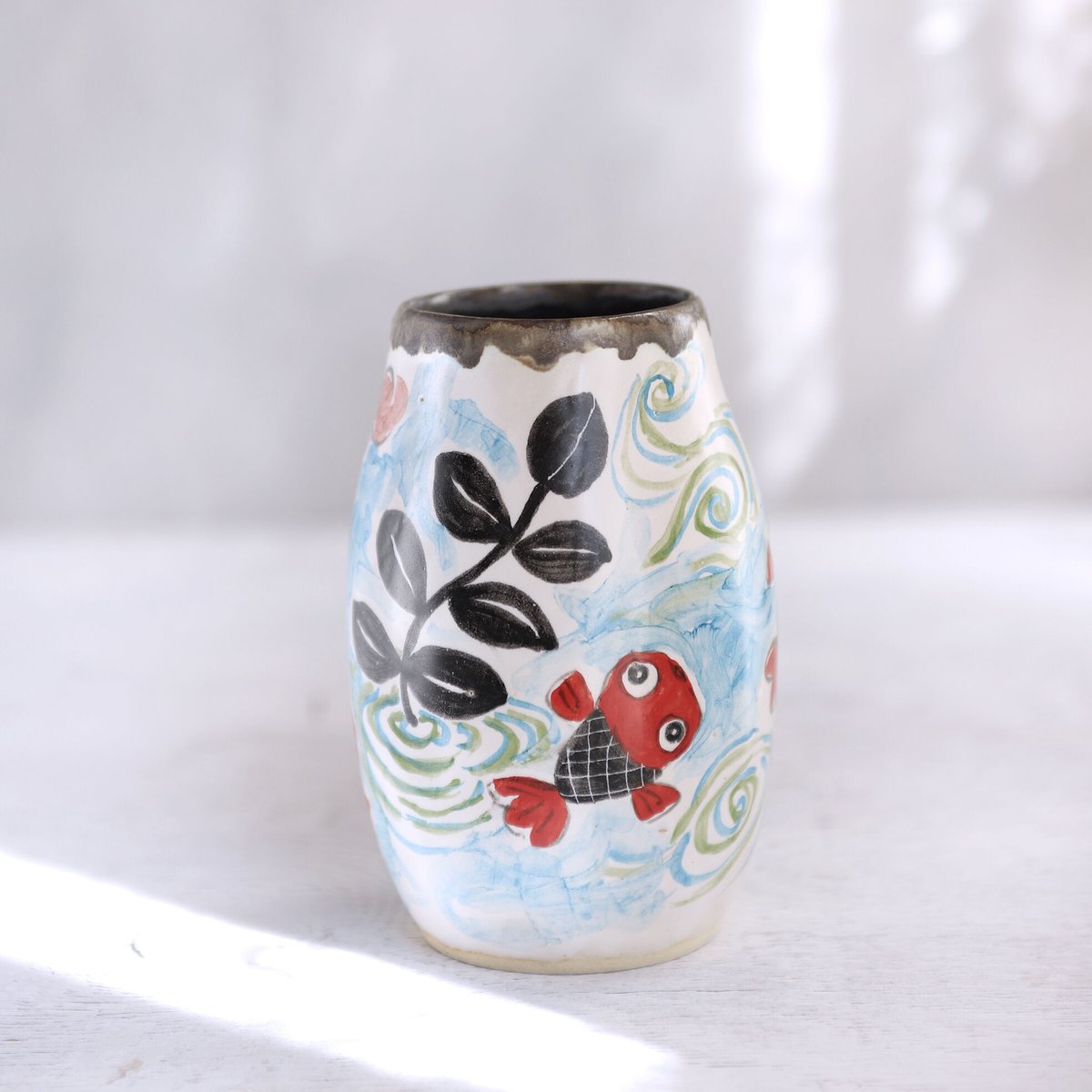 黒い水草と赤い金魚絵の花器 | 春信工房 harunobukohboh