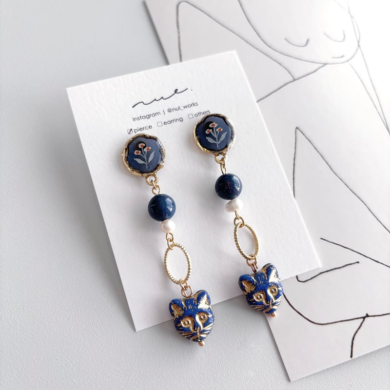 SOLD◆ハンドメイド チェコビーズ ノンホールピアス ピアス変更無料 猫水色 blue cat | nul