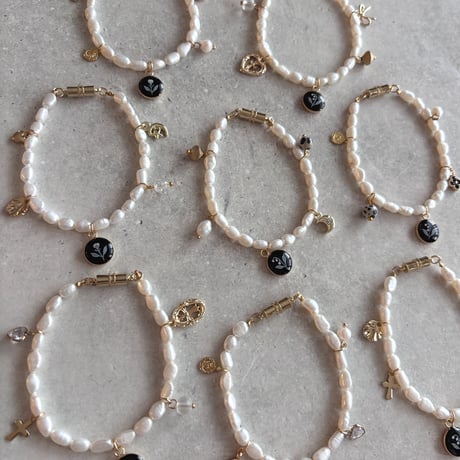 amulet - pearl bracelet [black]