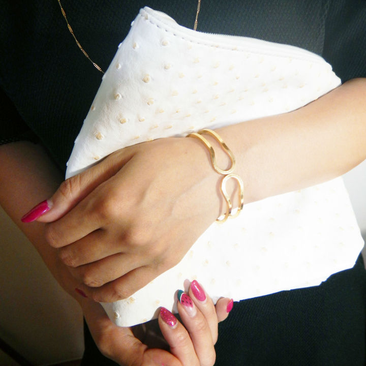 シンプルなベージュと茶色のバングル ◇ どんなコーデにも合うワンタッチ・シンプルバングル | Select TOKYO