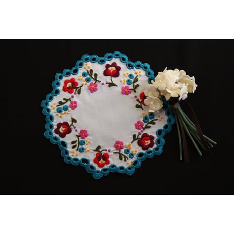 シオーアガールド刺繍のドイリー（大）キット